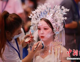 Когда-то пыльный карьер, а теперь бьюти-хаб: как китайский поселок Дайси стал поставщиком косметики в 70 стран мира