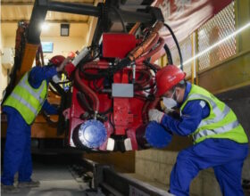 В Шанхае уложили рельсы линии метрополитена через реку Янцзы