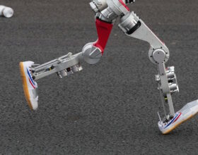 В Пекине прошёл крупнейший в мире полумарафон среди человекоподобных роботов